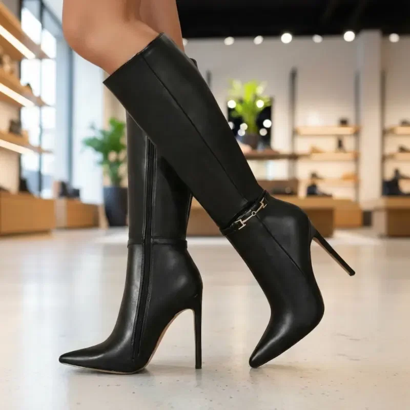 Bota alta de cuero negro con tacón stiletto y detalle dorado - Outfit Perfecto Colombia