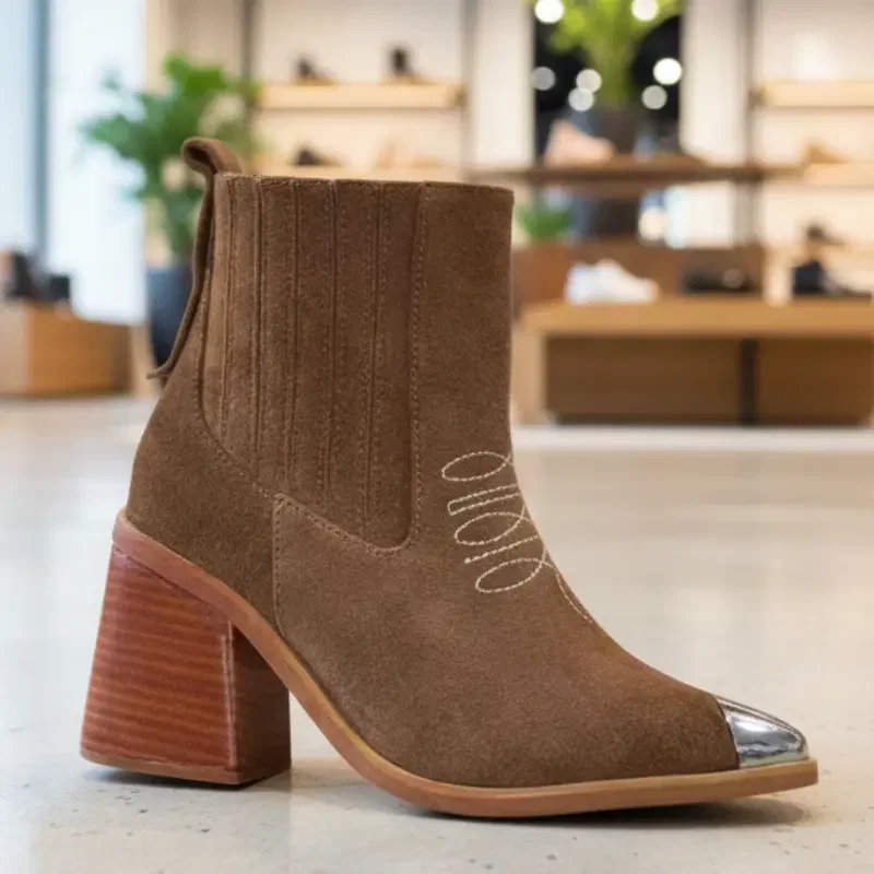 Botín texano de gamuza café con punta metálica - Outfit Perfecto Colombia